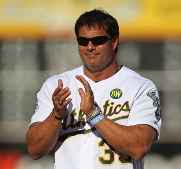 José Canseco se dispara en una mano por accidente