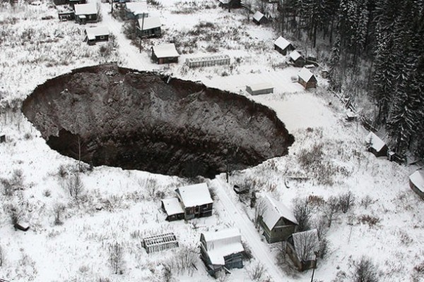Un extraño cráter se traga una mina en Rusia y sigue creciendo