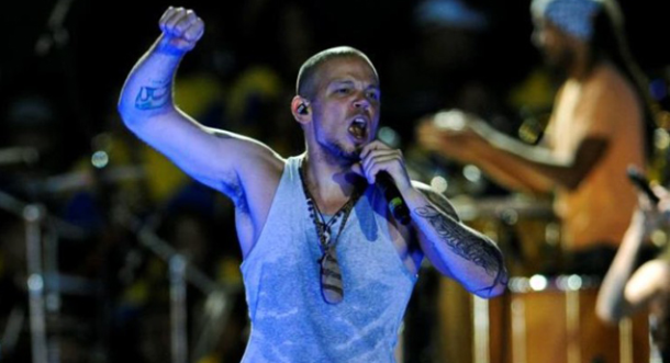 Multado ‘Calle 13’ por cantar en zona pública