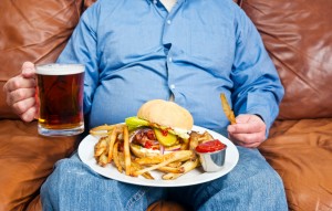 Experto aconseja que restaurantes de comida rápida se nieguen a servir a obesos
