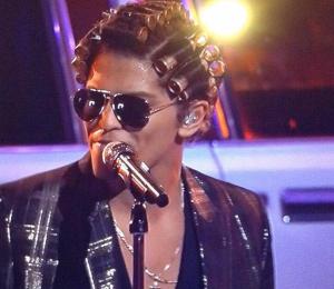 Bruno Mars se presenta con rolos en la final de “The Voice”