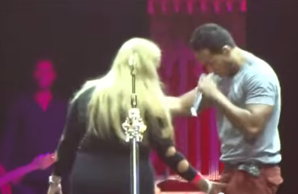 Mujer le agarra el pene a Romeo Santos en pleno concierto
