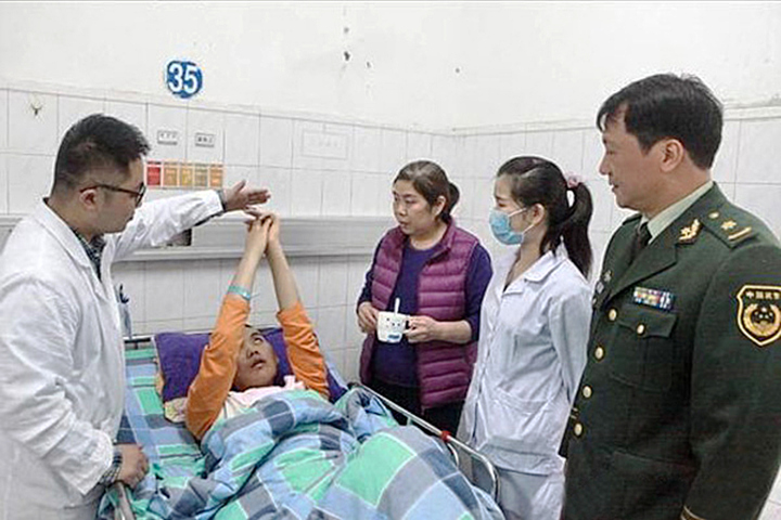Hombre en coma despierta después de enfermeras ponen dinero en efectivo bajo la nariz