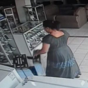 Mujer roba una pantalla de plasma en Costa Rica en tan solo 13 segundos