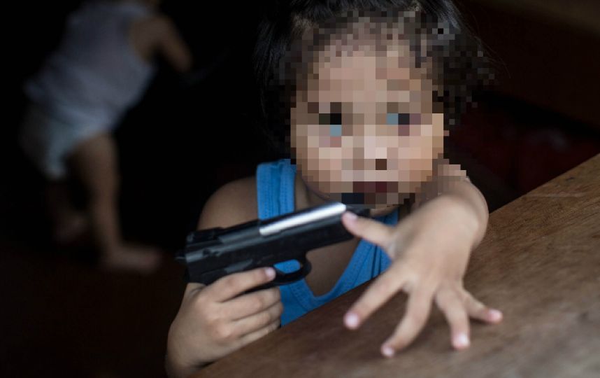 Niño de tres años dispara a su padre y a su madre embarazada
