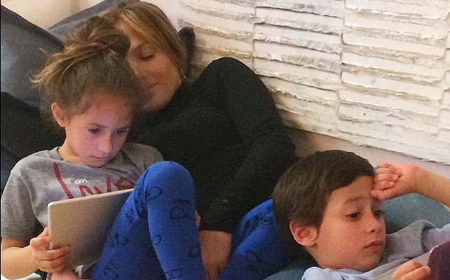 Jennifer López se relaja con sus “coquitos”