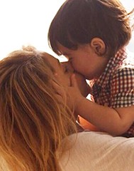 VIDEO: SHAKIRA ¡ENSEÑA A LEER A MILAN EN SU COCINA!