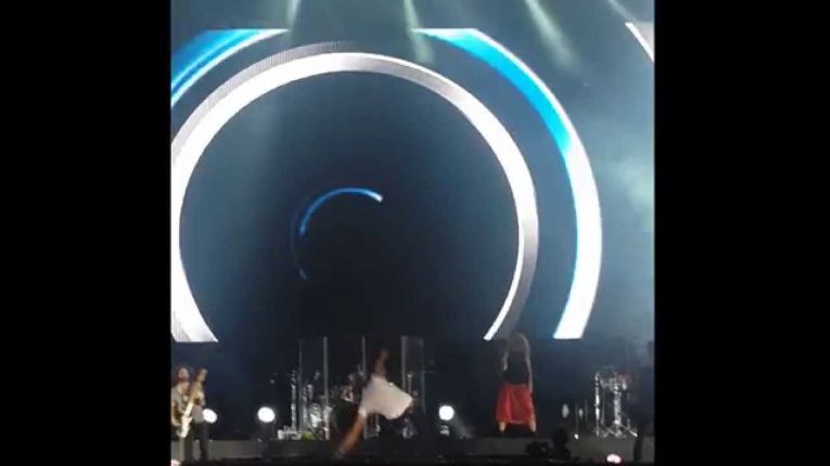 Enrique Iglesias ¡se cae en pleno concierto en Guatemala!