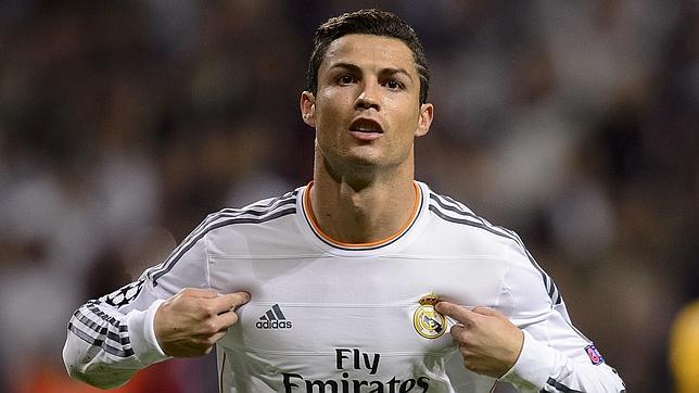 ¡Cachado! Cristiano Ronaldo detenido por orinar en la calle (foto)