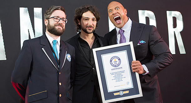 Logra ‘The Rock’ record Guinnes por su selfies